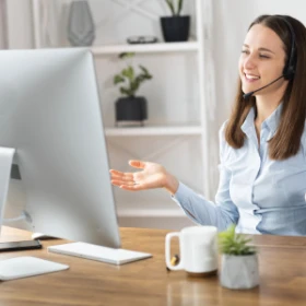 Frau vor Bildschirm mit Headset