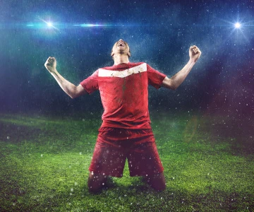 Mann ist auf den Knien und freut sich