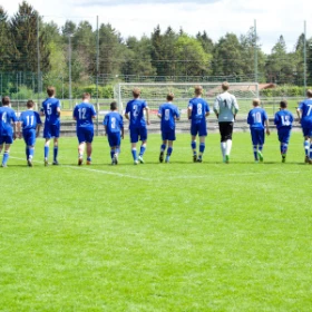mehre Personen laufen nebeneinander Richtung Tor