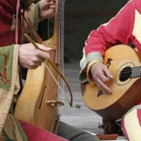 zwei Personen spielen Musik auf zwei mittelalterlichen Musikinstrumenten