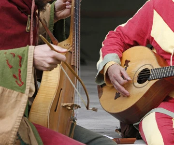 zwei Personen spielen Musik auf zwei mittelalterlichen Musikinstrumenten