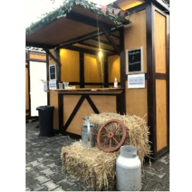 Holzhütte mit Strohballen, mittelalterliche Dekoration