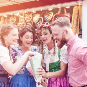 4 Personen in Tracht essen Kräppelchen