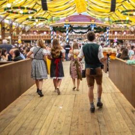 Personen läuft in Tracht durch ein Zelt