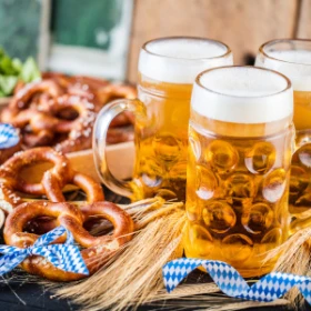 Bier und Brezeln stehen auf einem Tisch