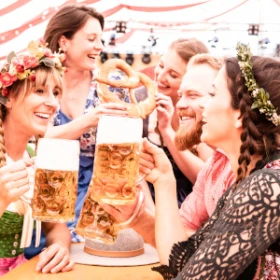 Gruppe stößt mit dem Bier an