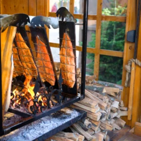 Flammlachs über dem Feuer