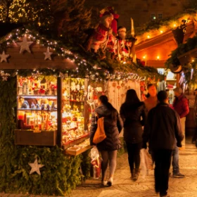 Weihnachtsmarkt mit beleuchteten Ständen und weihnachtlicher Dekoration