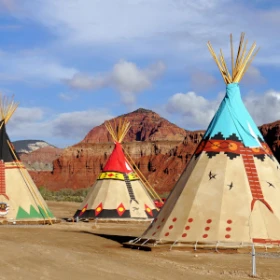 Tipi Zelte auf einem Platz