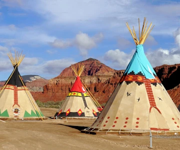 Tipi Zelte auf einem Platz