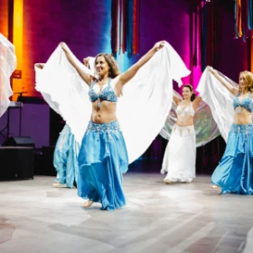 Bauchtanzgruppe, blaue Kleider