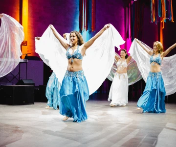 Bauchtanzgruppe, blaue Kleider