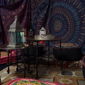 Zelt einer Wahrsagerin, orientalische Lampen und Sitzkissen, orientalische Teppiche