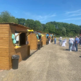 dekorierte Markthütte aus Holz, bunt geschmückt, Stehtische