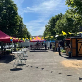 roter Pavillon, Stehtische in weiß, bunte Dekoration, bunte Wimpel, Markthütte mit Speisenausgabe