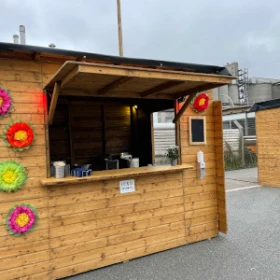 geschmückter Marktstand