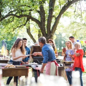 Familie beim Sommerfest mit Grills
