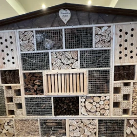 EVINTA_XXL-Insektenhotel_Bild 01 fertiges großes Insektenhotel mit Dach, verschiede Füllungen aus Holz, Zapfen und Stroh