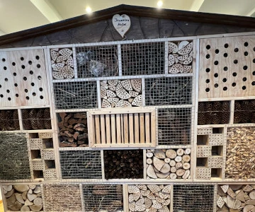 fertiges großes Insektenhotel mit Dach, verschiede Füllungen aus Holz, Zapfen und Stroh