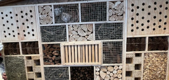 fertiges großes Insektenhotel mit Dach, verschiede Füllungen aus Holz, Zapfen und Stroh