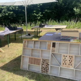 Rohbau eines XXL-Insektenhotels, Füllung muss noch eingefüllt werden