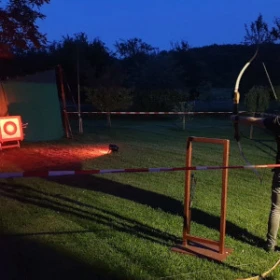 Beleuchtete Zielscheibe für Bogenschießen bei Nacht