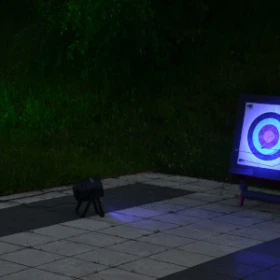 hell beleuchtete Zielscheibe für das Bogenschießen bei Nacht