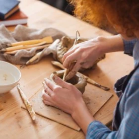 Frau formt eine Form aus Ton