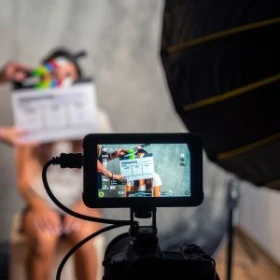 Kamera film eine Person, Filmklappe wird benutzt