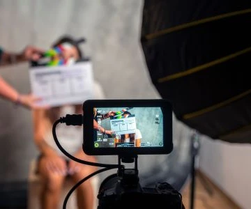 Kamera film eine Person, Filmklappe wird benutzt