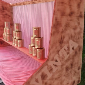 Dosenwerfen im Oktoberfest-Motto ist ein interaktives Eventmodul für Ihr Firmenevent und sorgt für spielerischen Wettbewerb im B2B-Teambuilding. Dieses klassische Oktoberfest-Spiel fördert Kommunikation, Teamgeist und Motivation bei Ihrer Mitarbeiterveranstaltung bundesweit.