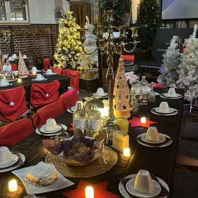 weihnachtlich gedeckte Eventlocation