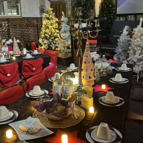 weihnachtlich gedeckte Eventlocation