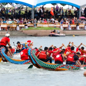 Drachenbootrennen Startposition, Drei Teams gegeneinander