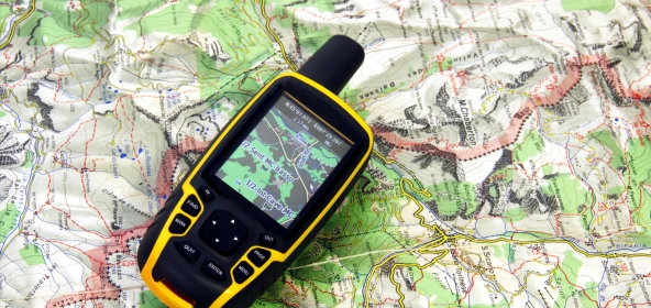 Geocaching Gerät auf einer Karte