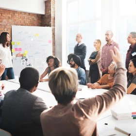 Personen sitzen zusammen und besprechen etwas