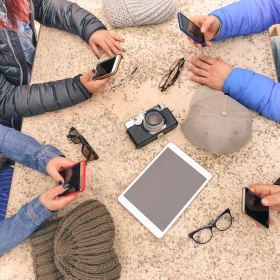 Personen sitzen an einem Tisch und beraten sich