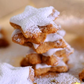 Plätzen Weihnachtssterne mit Puderzucker