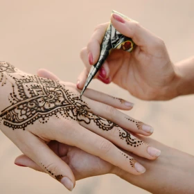 EVINTA_Bollywood Weihnachtsfeier_Bild03 Bemalung des Handrückens mit Henna