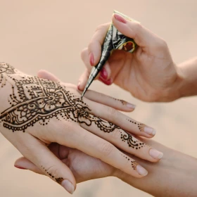 Bemalung des Handrückens mit Henna