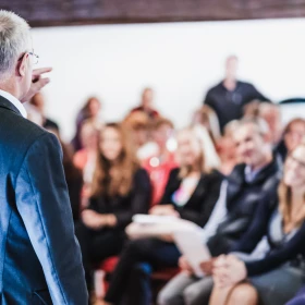 Redner vor einer Gruppe