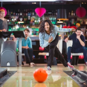 Person hat die Bowlingkugel geworfen und schaut zu