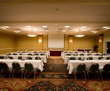 Tische mit Stühlen in einem Hotel