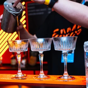 Cocktailgläser auf Theke werden befüllt