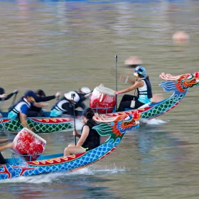 Drachenboote bei einem Drachenbootrennen