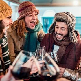 Gruppe stößt mit Rotweingläsern an