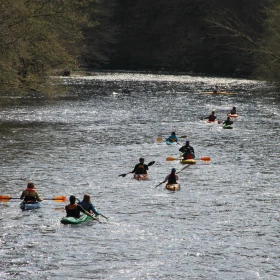 viele Kanus auf einem Fluss