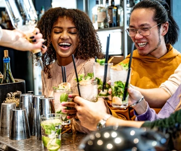 Gruppe stößt mit Cocktails an