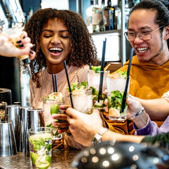 Gruppe stößt mit Cocktails an