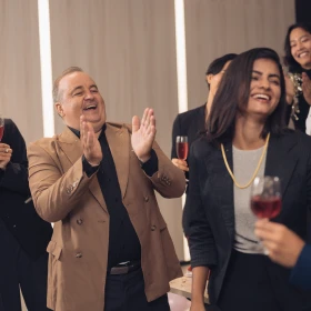 Personen freuen sich und klatschen